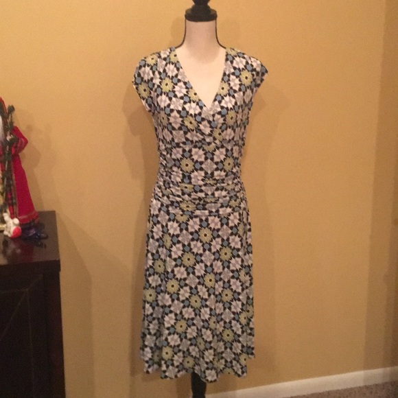 Very Flattering Van Heusen Flower Dress - Picture 1 of 3